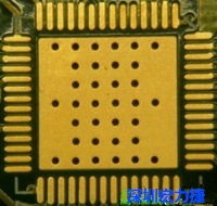 這是最不好的通孔設(shè)計(jì)，貫穿通孔直接擺放于QFN的接地散熱墊上，制造上無法確保其錫量，也就無法確保焊接良好。