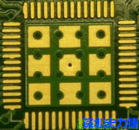 這個(gè)通孔的設(shè)計(jì)勉強(qiáng)可以接受，只剩下正中間一個(gè)通孔沒有塞孔，而且孔徑也變小了。