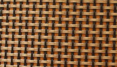 圖片只是示意圖，并不是真正的玻纖布，基本上由經(jīng)緯兩股材料交錯(cuò)編織而成，經(jīng)緯的交錯(cuò)間如果有空隙，就容易藏水分，所以一般會(huì)以透氣性來(lái)檢查其密合度。