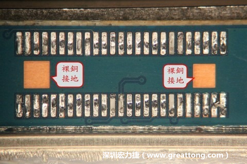把板對板連接器全部移除，發(fā)現(xiàn)其下方板子共有兩個(gè)裸銅的方形設(shè)計(jì)。