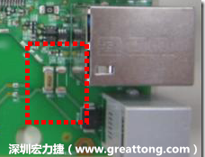 有人認(rèn)為電容旁邊已經(jīng)有螺絲將電路板固定于機(jī)殼上了，不應(yīng)該發(fā)生電路板彎曲的現(xiàn)象才對(duì)。