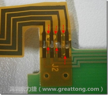 這張圖所顯示的，PCBA工廠實(shí)際進(jìn)行HotBar(熱壓熔錫焊接)焊接的時(shí)候，經(jīng)常會(huì)出現(xiàn)這類焊墊之間短路的問題，下面的圖示為比較嚴(yán)重的案例，大部分都只有部份溢錫，但這對(duì)品質(zhì)信賴杜已經(jīng)產(chǎn)生了及大的為害，既使現(xiàn)在測(cè)試沒有出現(xiàn)問題，難保在高溫膏濕的環(huán)境下不會(huì)出現(xiàn)電子遷移(Electromigration)的現(xiàn)象。