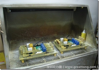 使用噴涂(Spraying)方式作業(yè)conformal coating時(shí)，需設(shè)備抽真空的設(shè)備，否則噴涂的物質(zhì)會(huì)飄散到空氣當(dāng)中，影響人體的健康。