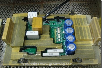 Conformal coating噴涂作業(yè)時(shí)可以使用治具把一些不可以噴涂到的地方及零件覆蓋起來，以免絕緣物質(zhì)噴涂到一些需要作導(dǎo)電接觸的地方。