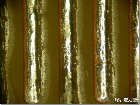 經(jīng)過168小時(shí)的高溫高濕環(huán)境實(shí)驗(yàn)后，此錫膏的最低SIR還可達(dá)到500,000,000 ohms，取LOG10為108.70，但是可以看到焊錫的邊上還有未吃錫的露銅，表示其吃錫狀況比較差