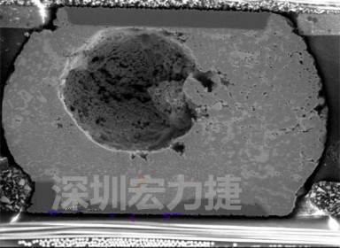 錫球氣泡大到足以影響到焊接的品質(zhì)，下圖是錫球切片后的剖面，可以很明顯看到氣泡已經(jīng)有錫球的 1/3 大了