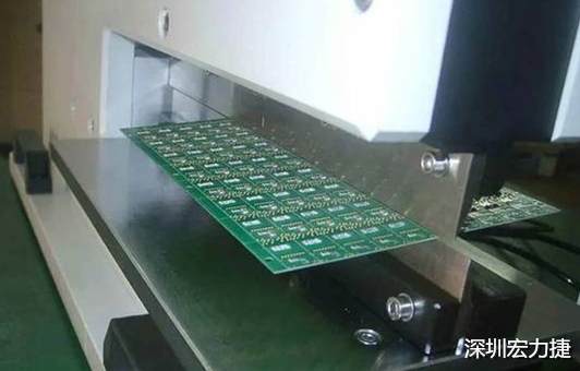 基本上V-Cut就是破壞板子結(jié)構(gòu)的元兇，因?yàn)閂-Cut就是在原來一大張的板材上切出溝槽來，所以V-Cut的地方就容易發(fā)生變形。