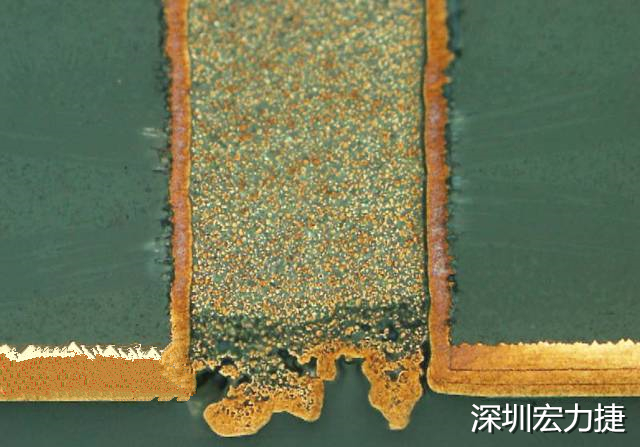 PCB設(shè)計(jì)之導(dǎo)電孔塞孔工藝 導(dǎo)電孔Via hole又名導(dǎo)通孔，為了達(dá)到客戶(hù)要求，導(dǎo)通孔必須塞孔，經(jīng)過(guò)大量的實(shí)踐，改變傳統(tǒng)的鋁片塞孔工藝，用白網(wǎng)完成板面阻焊與塞孔。生產(chǎn)穩(wěn)定，質(zhì)量可靠。