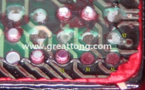 下圖是紅墨水測試后將PCB板子拿回來側(cè)一個(gè)角度拍攝的照片，就可以很清楚的看到錫球黏在PCB端，或不在PCB端。