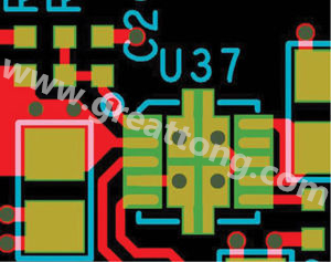 因孔徑過大，焊料沿孔壁爬溢流出