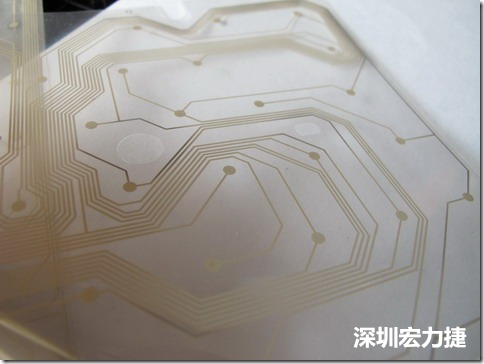下面第二個圖則是另一片也有著按鍵線路的PTF，當上、下兩面PTF的按鍵結(jié)點互相接觸后就可以計算出是哪個按鍵被按下了?？墒钱敯存I沒有按下時，上下兩片PTF的線路則是分開的，所以上圖那片PTF的線路上面其實還另外覆蓋了另一層透明的PET作為絕緣層，只露出了需要在鍵盤按下時才會碰觸的接觸點，因為這些材質(zhì)使用的都是Polymer，所以才撐這樣的技術為Polydome(聚合簧片)。