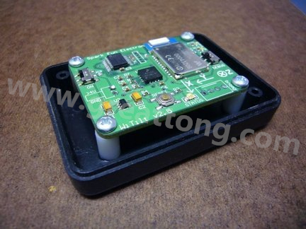 熱熔膠的牢固程度，對(duì)于非高振動(dòng)的應(yīng)用來(lái)說(shuō)已經(jīng)很足夠，而且如果你想要讓盒子另作他途，支架也可以拿掉，用酒精磨擦即可移除熱熔膠。