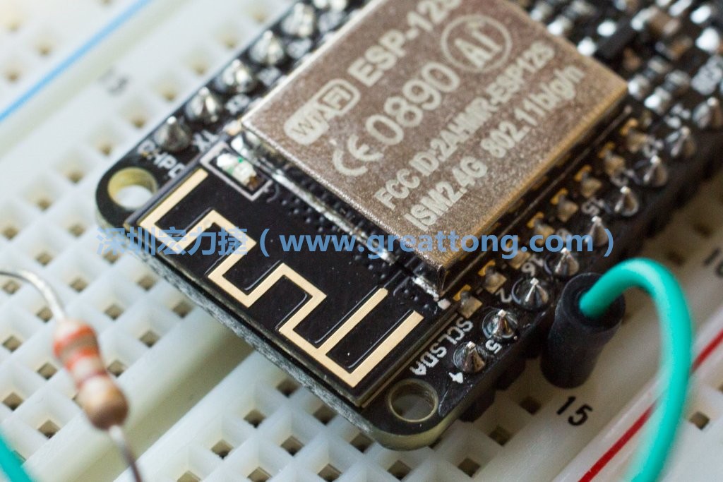 Adafruit Feather板上的無線電天線。