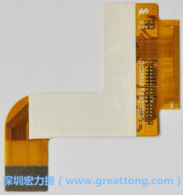 FPCB并非可無限制撓曲，為避免過度撓曲拉扯造成銅箔斷裂，一般在較長條型板材會貼附補強貼片。