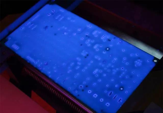 經(jīng)過(guò)涂覆工藝后的PCB，在紫光燈下的拍攝效果，原來(lái)coating也可以這么美！