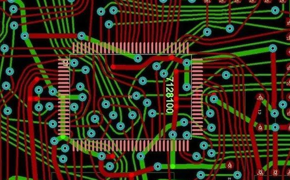 底圖：同樣的設(shè)計但采用了任意角度的布線。