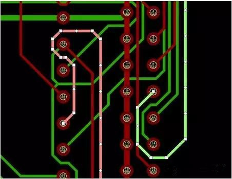 通過自動優(yōu)化導(dǎo)線形狀消除導(dǎo)線打彎(用線段近似弧線只是為了顯示沒有弧線的任何角度例子)。