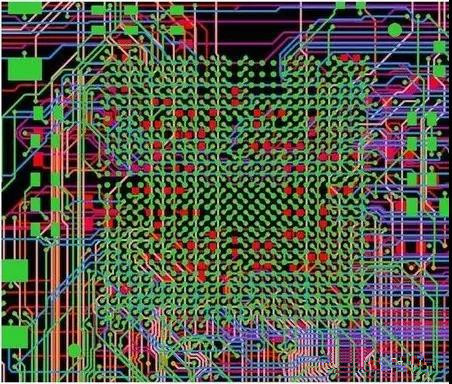 圖18：BGA布線。(頂部)傳統(tǒng)的自動布線器。38個網(wǎng)絡(luò)沒有完成布線。(底部)任意角度的拓撲式自動布線器。所有網(wǎng)絡(luò)都完成了布線。